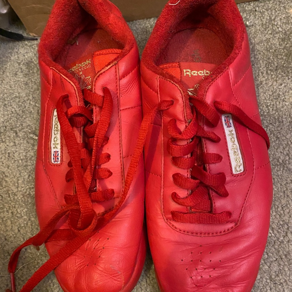 CLASSIC REEBOK SNEAKERS IN RED